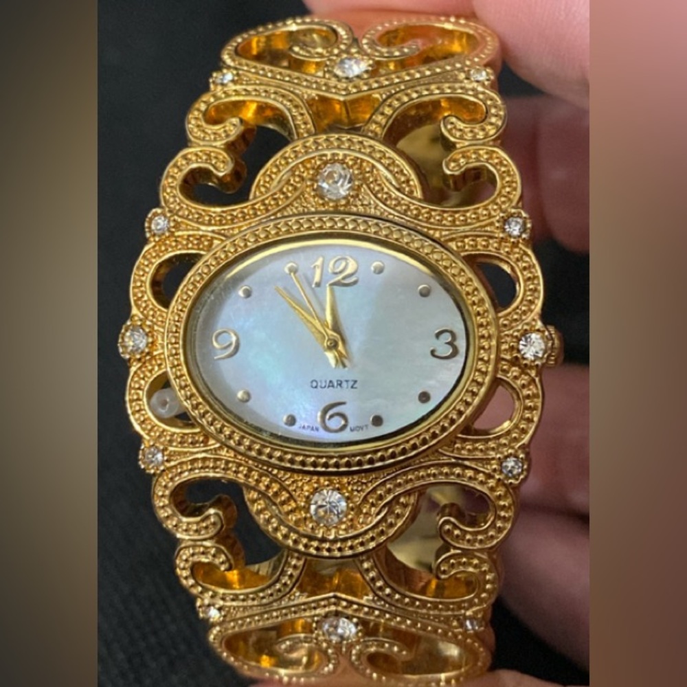 Vintage Accutime 2E12J Quartz Wrist Watch With Rhinestones shaped as a bangle